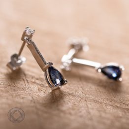 boucle d'oreille or gris 750 millièmes saphir et diamants